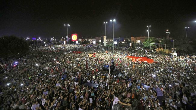 Ribuan rakyat Turki turun memprotes kudeta militer di depan Bandara Internasional Ataturk Istanbul