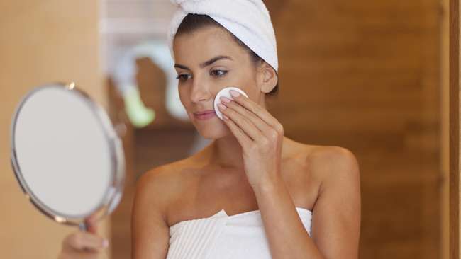 6 Kebiasaan Rutin Pemilik Kulit Cantik