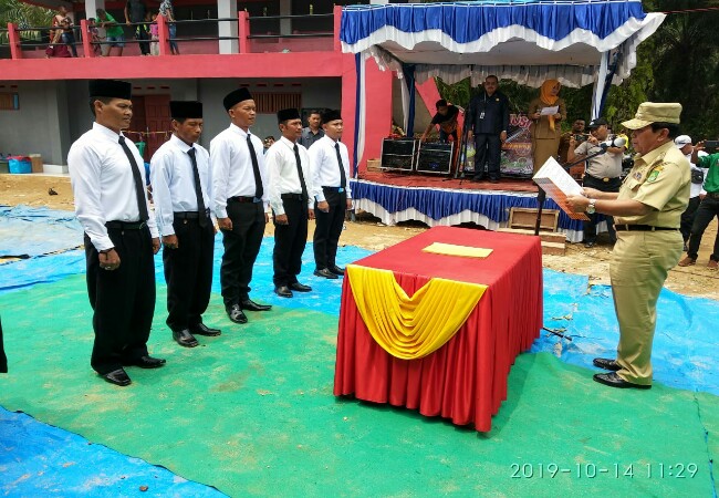 Bupati Sukiman Lantik 5 Anggota BPD Indah dan Resmikan Stadion Mini