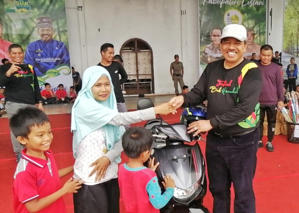 Ikut Jalan Santai, Ibu Rumah Tangga Ini Dapat Motor 
