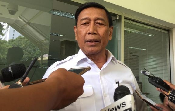 Pemantau Pencaci Jokowi, Kemunduran Demokrasi dan Menakuti