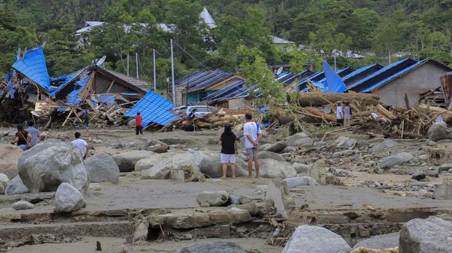 TNI Amankan Peti Uang Gereja yang Terseret Banjir Sentani