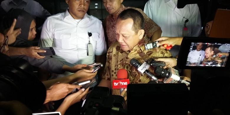Usai Raker di DPR, Sekretaris MA Nurhadi Langsung Lari Hindari Wartawan