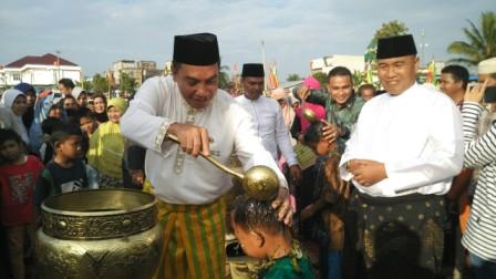 Bupati Rohul Potang Balimau Bersama Masyarakat di Sungai Batang Lubuh 