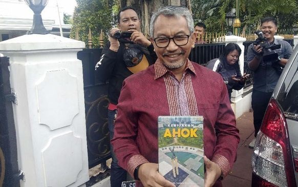 Sowan ke Ketua DPRD, Syaikhu Dapat Buku Kebijakan Ahok 