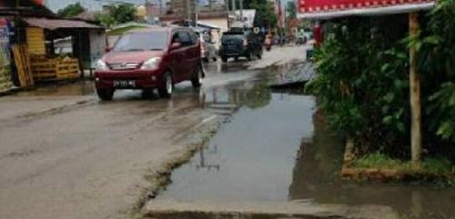 Hujan Sebentar, Jalan Akasia Pangkalan Kerinci Terendam Banjir 