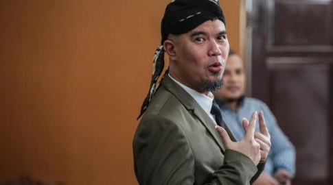 Sidang di Surabaya, Ahmad Dhani Kenakan Kaus Nyeleneh Lagi 