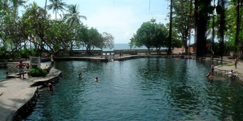 Turis Eropa Menyukai Obyek Wisata Air Sanih di Singaraja
