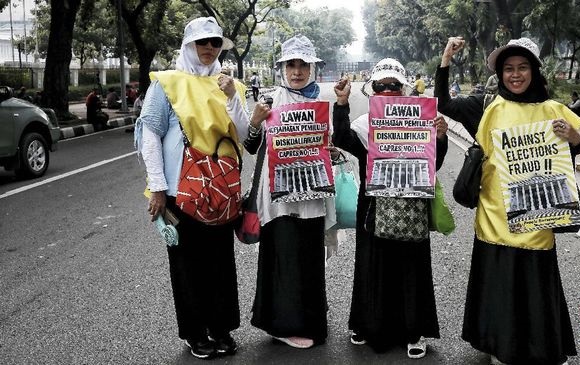 Zikir dan Doa Bergema di Aksi Damai Kawal Sidang MK