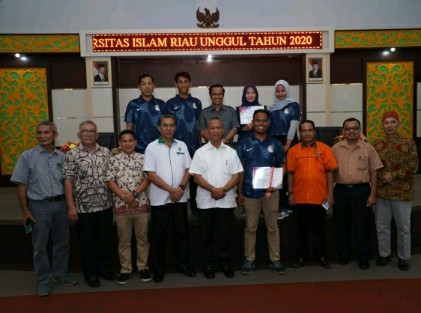 Raih Berbagai Prestasi Rektor UIR Terima Tropi dari Mahasiswa 