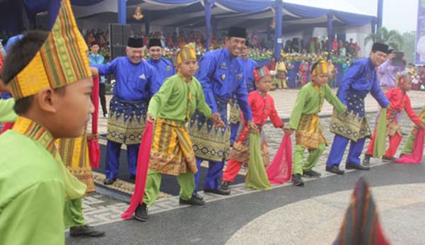 Bupati dan Wabup Rohul Menari Bersama Ratusan Murid SD