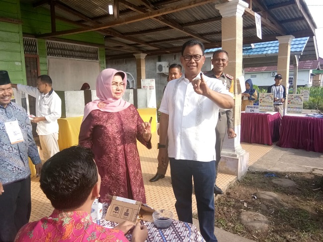 Usai Mencoblos, Bupati Rohil H Suyatno Tinjau TPS 