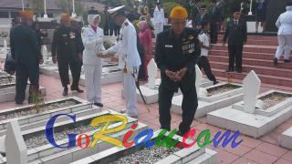 Pemkab Rohil Tabur Bunga di Taman Makam Pahlawan 