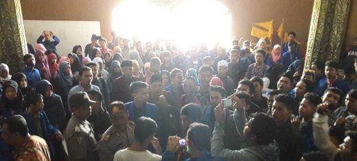 Breaking News: Rapat Paripurna di Kantor DPRD Kota Dumai Diwarnai Aksi dari Ratusan Mahasiswa 