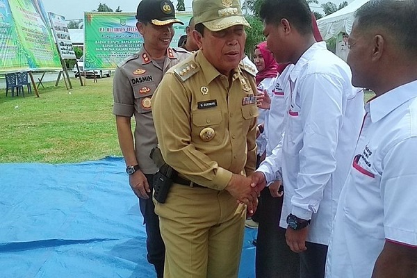 Beredar fotonya Bupati Rokan Hulu (Rohul) Sukiman membawa pistol saat hadiri kegiatan. Foto: Kpc