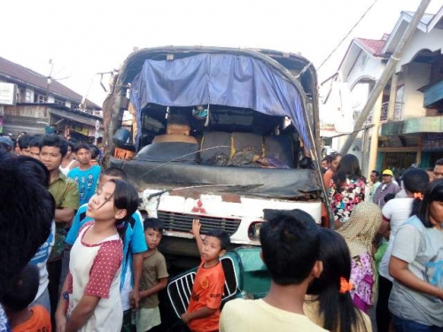 Satu Orang Tewas, Truk Bermuatan Batu Bara Terjungkal di Pasar Lubukjambi