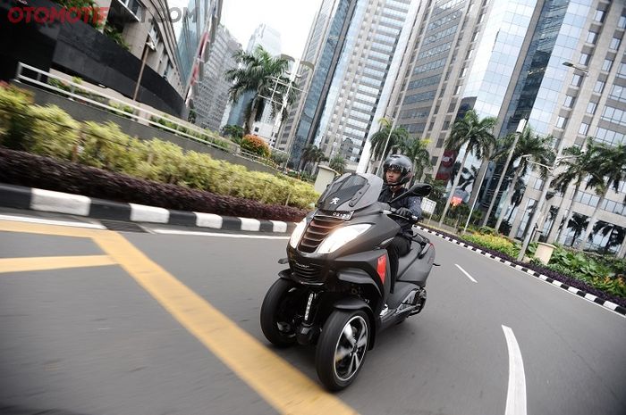 400i RX-R ABS Tak Perlu Turun Kaki Saat Berhenti, Ada Fitur Mirip Mobil 