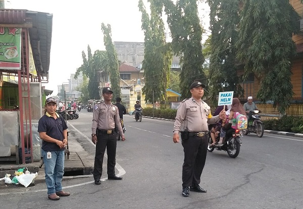 Anggota Polsek Bangko Laksanakan Kegiatan Rutin Menghimbau Masyarakat Pakai Helm