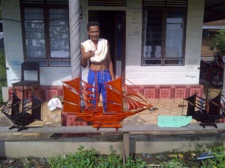 Lemah Modal, Pengerajin Suvenir Kapal Layar di Bagansiapiapi Pajang Karya di Tepi Jalan 