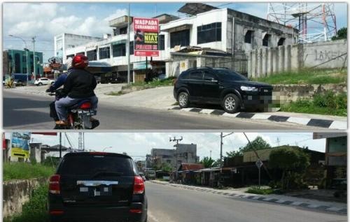 Mobil Dinas Dewan Bengkalis Ini Setiap Hari Parkir di Atas Trotoar Jalan Mawar Duri