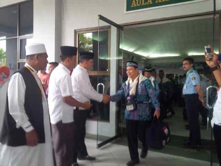 Asisten Atmonadi Lepas 247 JCH Pelalawan di Embarkasi Batam