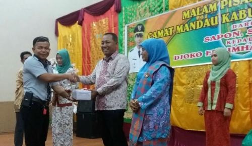 Isak Tangis dan Haru Warnai Malam Pisah Sambut Camat Mandau dari Sapon Kepada Djoko Edy Imhar