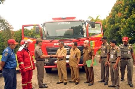Bantuan Pemprov Riau, Bupati Mursini Serahkan Mobil Damkar ke Satpol PP Kuansing