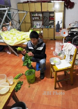 Kisah Guo Shijun Seorang Mahasiswa Tiongkok Merawat Ayahnya yang Lumpuh