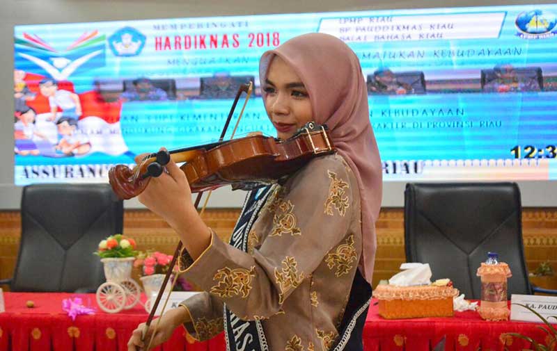 Menggesek Dawai, Merasa Damai 