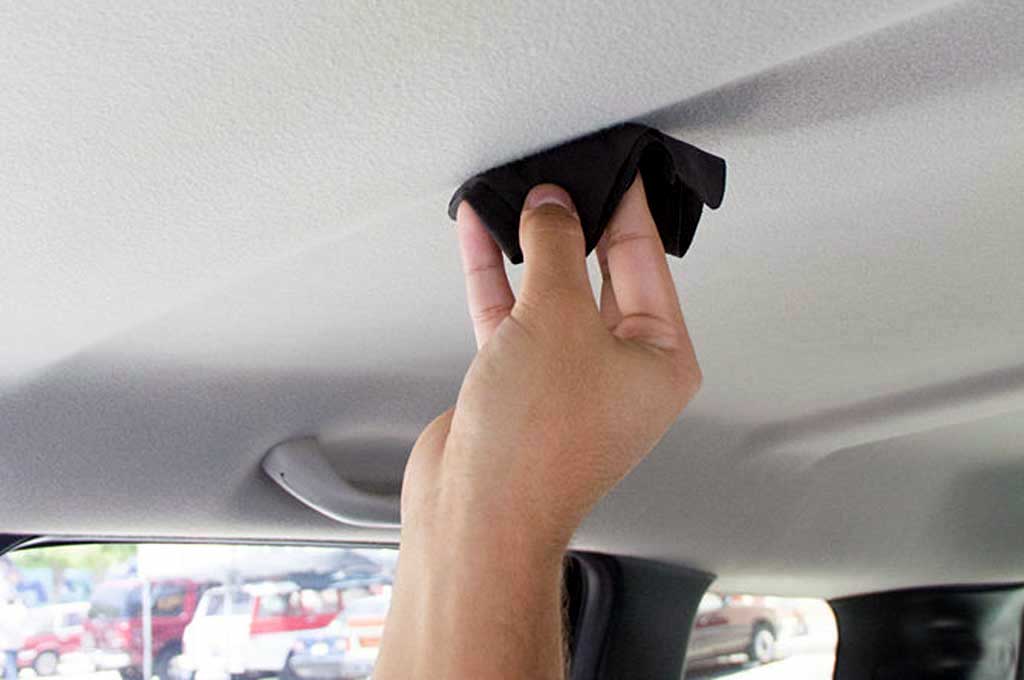 Trik Mudah Membersihkan Plafon Mobil Menguning