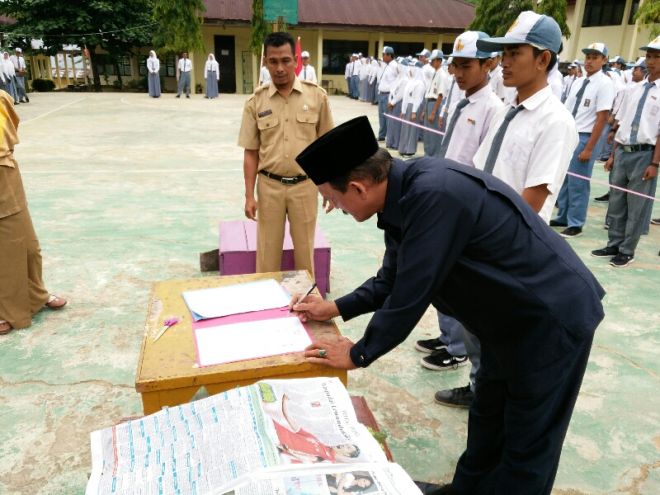 Kepala SMAN 2 XIII Koto Kampar Lantik Pengurus OSIS dan MPK