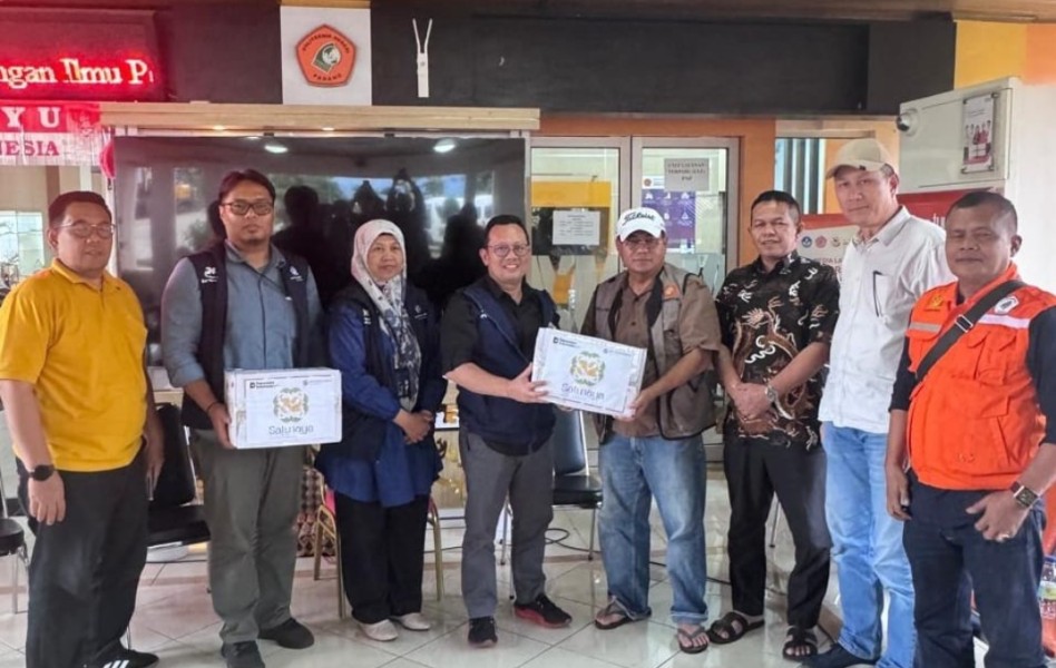 Jasaraharja Putera Salurkan Bantuan Darurat untuk Mahasiswa Terdampak Banjir di Kota Padang 