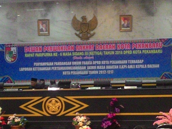 Memalukan, Spanduk Rapat DPRD Pekanbaru Salah