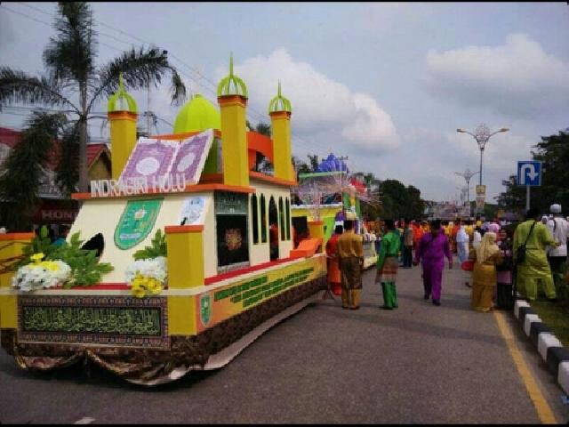 Meski Diguyur Hujan, Kafilah Inhu Tetap Ikuti Pawai Taaruf