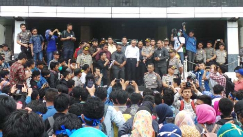 Temui Pengunjuk Rasa, Plt Gubri Tak Bisa Memberi Garansi Kapan Asap di Riau Hilang