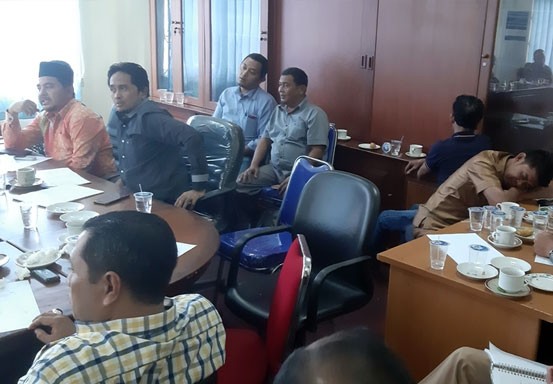 Tidur Saat Hearing dengan DPRD, Kades Tanjung Air Hitam Pelalawan Mengaku Kelelahan 