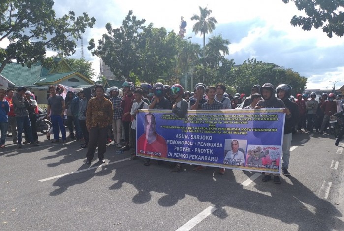 Pengunjukrasa Minta Polda Riau Usut Dugaan Korupsi Sekda dan Oknum DPRD Pekanbaru 