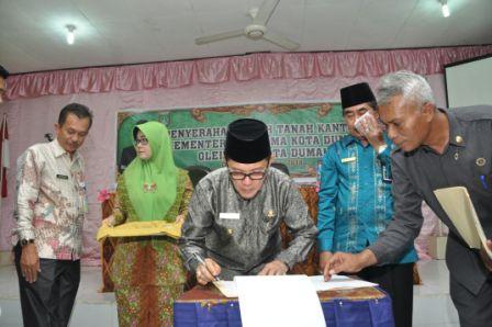 Pemko Dumai Serahkan Hibah Tanah ke Kantor Kemenag