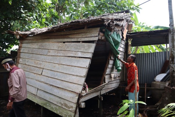 Rumah Reot Pak Edi Warga Tembilahan Jadi Sasaran Bedah Rumah