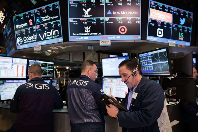 Sektor Perbankan Tertekan, Wall Street Tergelincir