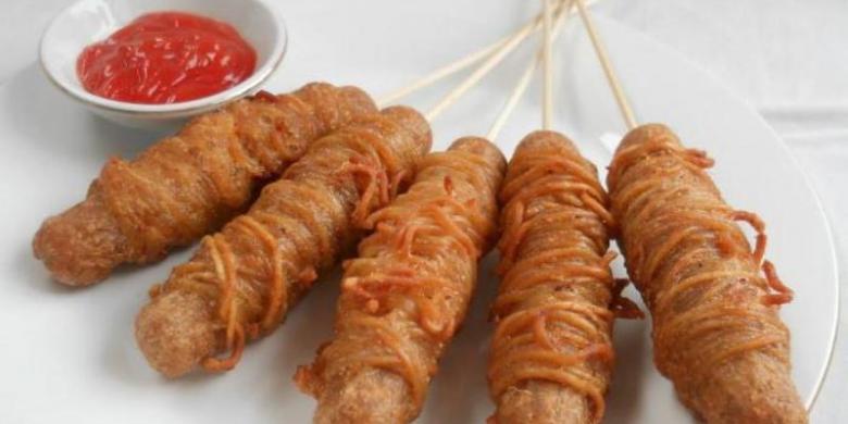 Jajanan Sosis Berbalut Mi Kering Ini Populer di Lampung