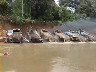 Walau Keruh dan Bercampur Oli, Warga Tetap Mandi dan Cuci Pakaian di Sungai Kuantan