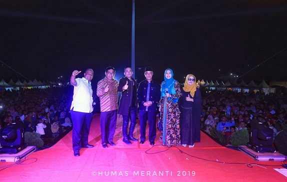 Ribuan Warga Tumpah Ruah di Malam Puncak HUT Meranti, Ajang Silahturahmi Pemda dan Warga Nikmati Kul