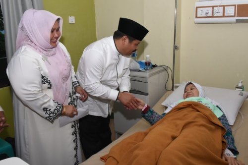 Bupati Jenguk JCH Bengkalis Dirawat di RSOB 