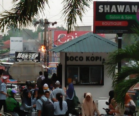Kabel Listrik di Jalan Lembaga Terbakar.