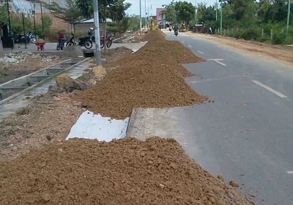 PPTK Proyek Jalan Pakning Bantah Material Base Tak Sesuai Bestek 