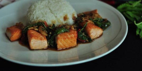Resep Tumis Salmon Bayam untuk Menu Bekal