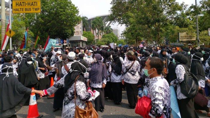 Demo Guru di Kantor Walikota Pekanbaru, Massa: Angek Cu, Buka Pintu Cu Pidau