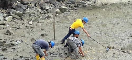 Tumpahan CPO PT. Naga Mas di Dumai Dibersihkan dengan Diinjak-injak dan Menggunakan Ember