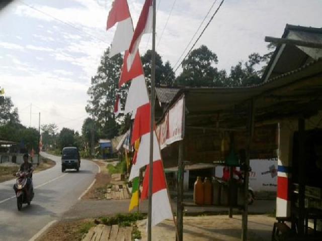 Camat Rambah Imbau Warga Pasang Bendera 